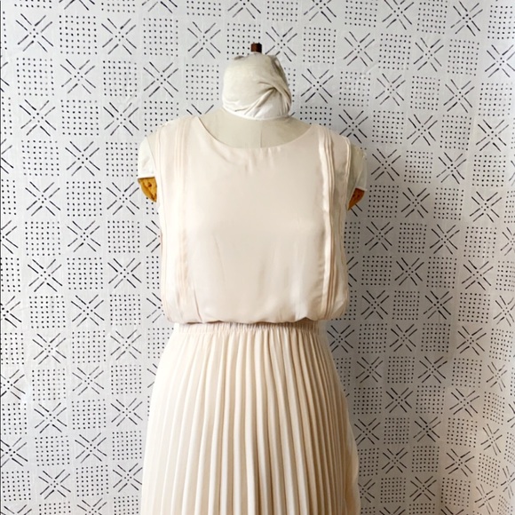 Beautiful Pleated bottom dress - Picture 2 of 9